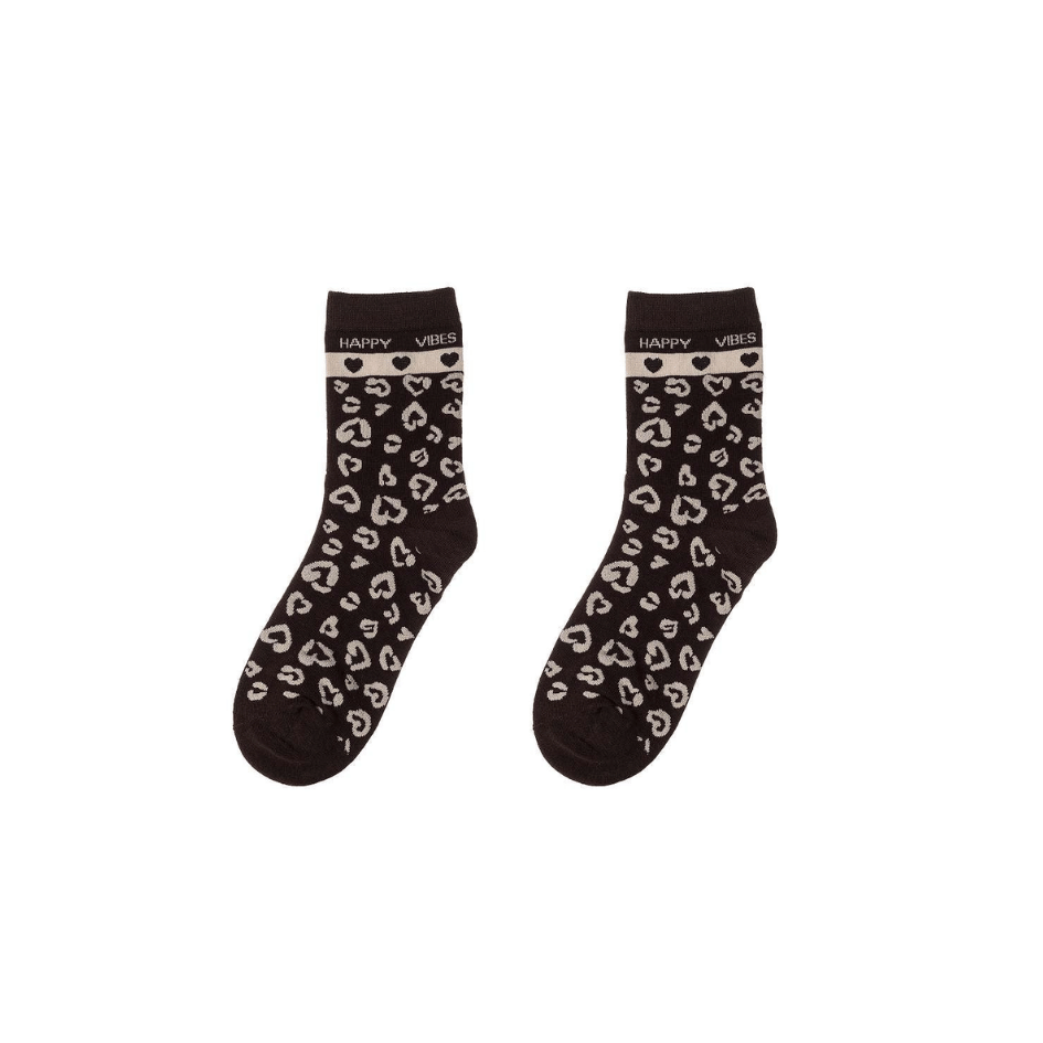 Dunkelbraune Damen Socken Happy Vibes mit beige-farbenem Leo- und Herzmuster sowie Happy-Vibes-Schriftzug am Bund.