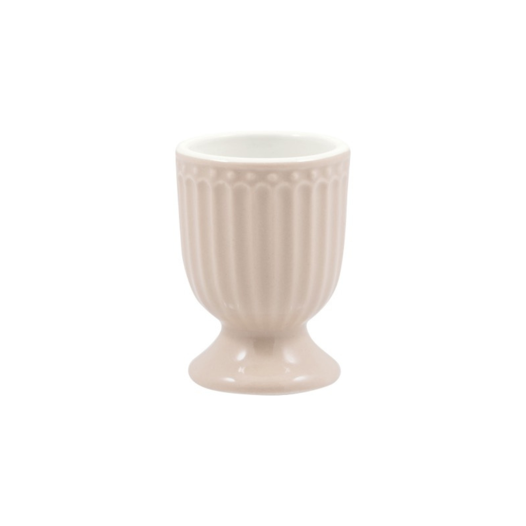 GreenGate Eierbecher Alice Creamy Fudge aus gerilltem Steingut-Porzellan in warmem Beige- und Cremeton.
