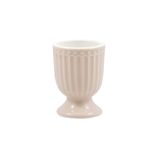 GreenGate Eierbecher Alice Creamy Fudge aus gerilltem Steingut-Porzellan in warmem Beige- und Cremeton.