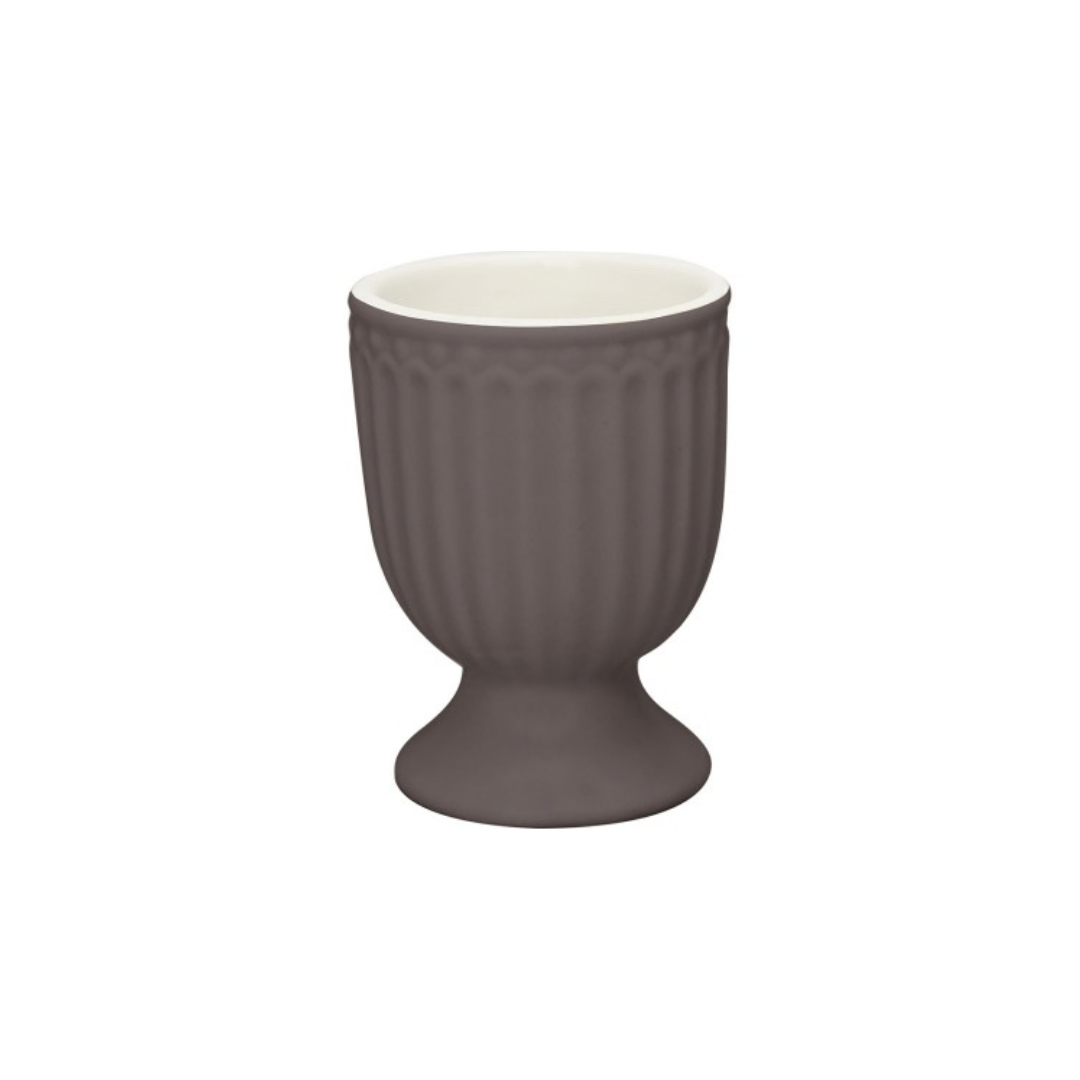 GreenGate Eierbecher Alice Dark Chocolate aus gerilltem Steingut-Porzellan in tiefem schokoladenbraunem Farbton.