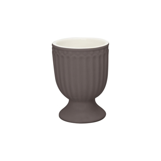 GreenGate Eierbecher Alice Dark Chocolate aus Steingut-Porzellan in tiefem Dunkelbraun mit typischer gerillter Alice Reliefstruktur.