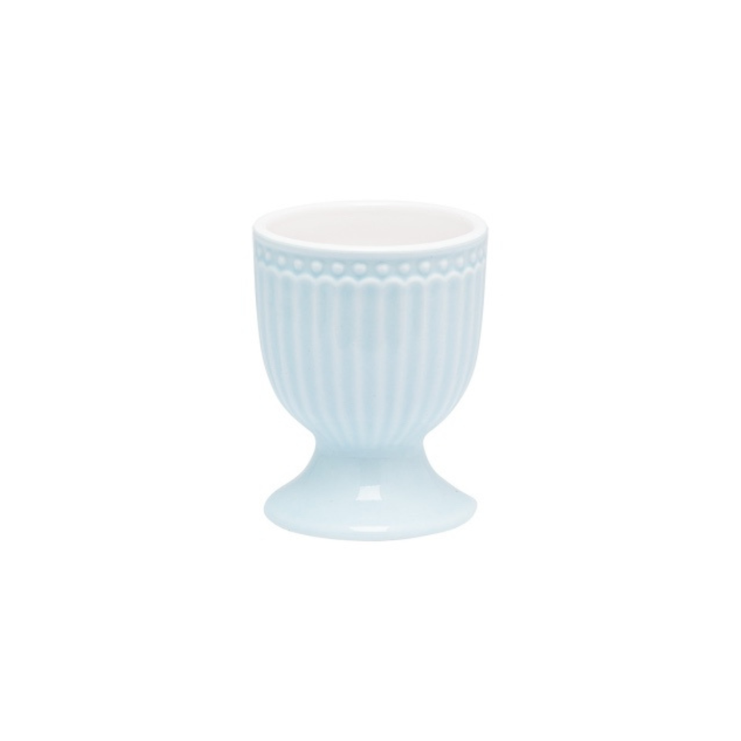 GreenGate Eierbecher Alice Pale Blue aus gerilltem Steingut-Porzellan in sanftem Hellblau.