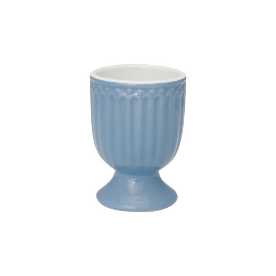 GreenGate Eierbecher Alice Sky Blue aus gerilltem Steingut-Porzellan in sanftem Hellblau.