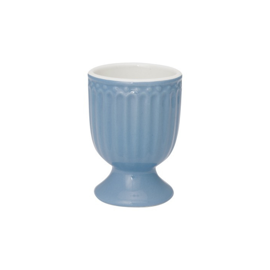 GreenGate Eierbecher Alice Sky Blue aus gerilltem Steingut-Porzellan in sanftem Hellblau.