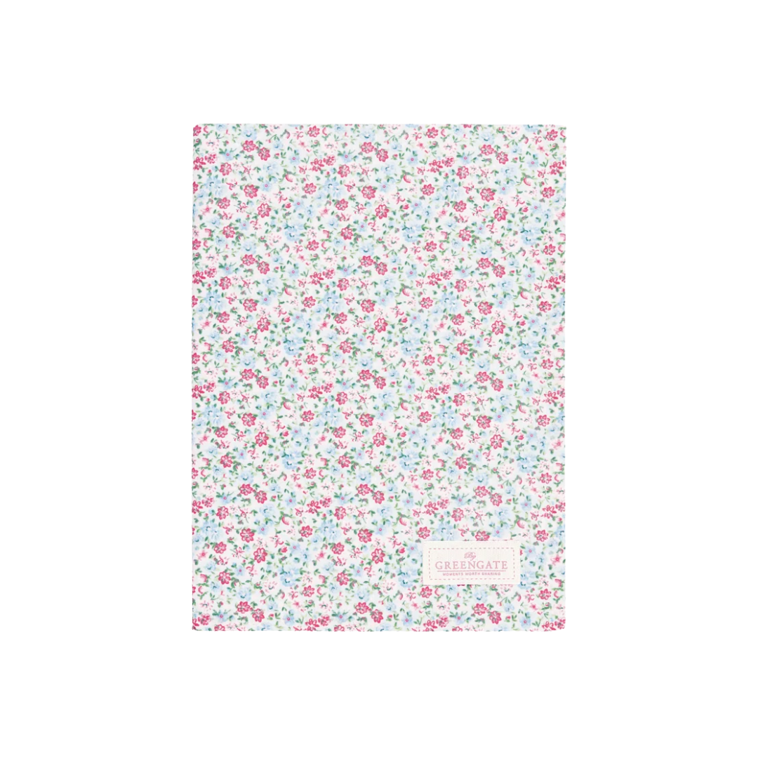 GreenGate Geschirrtuch Louisa White aus Baumwolle mit kleinem floralem Muster aus rosa, pinken und hellblauen Blüten sowie grünen Blättern.