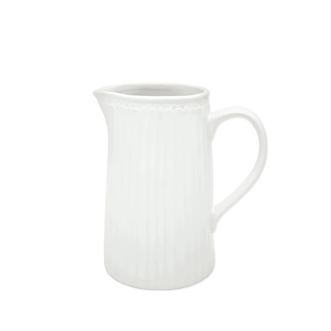 GreenGate Krug Alice White in Weiß aus Steingut-Porzellan mit ca. 1,1 Liter Füllmenge, als Getränkekrug oder Blumenvase verwendbar.