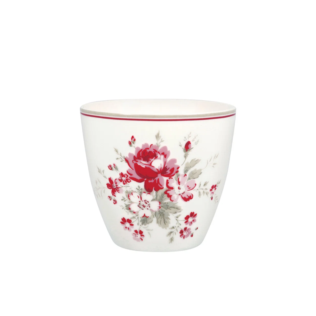GreenGate Latte Cup Marie Red aus weißem Steingut mit großem roten und rosafarbenen Rosenbouquet und feiner roter Linie am oberen Rand.