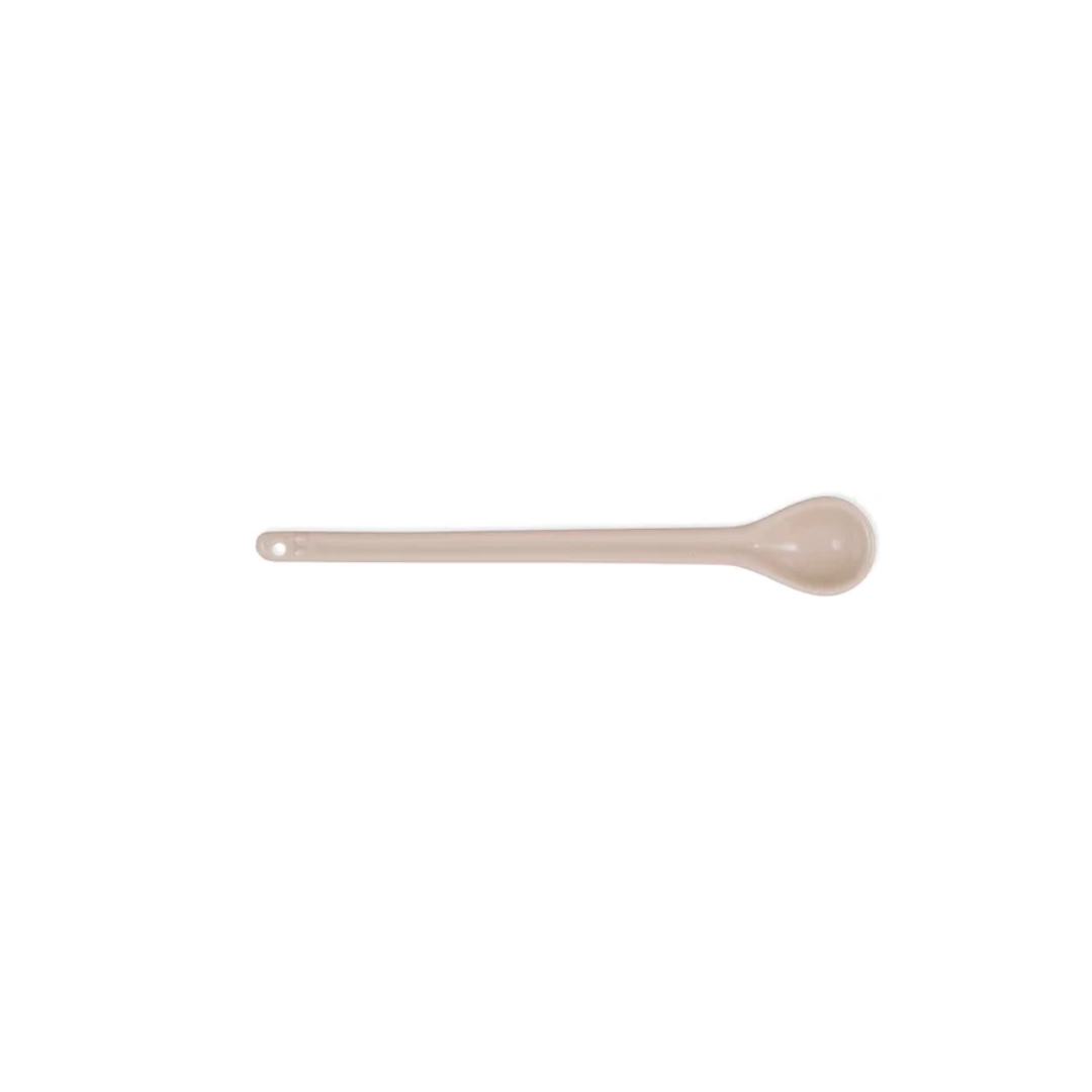 GreenGate Löffel Alice Creamy Fudge aus einfarbigem Steingut in warmem Beige-Karamellton.