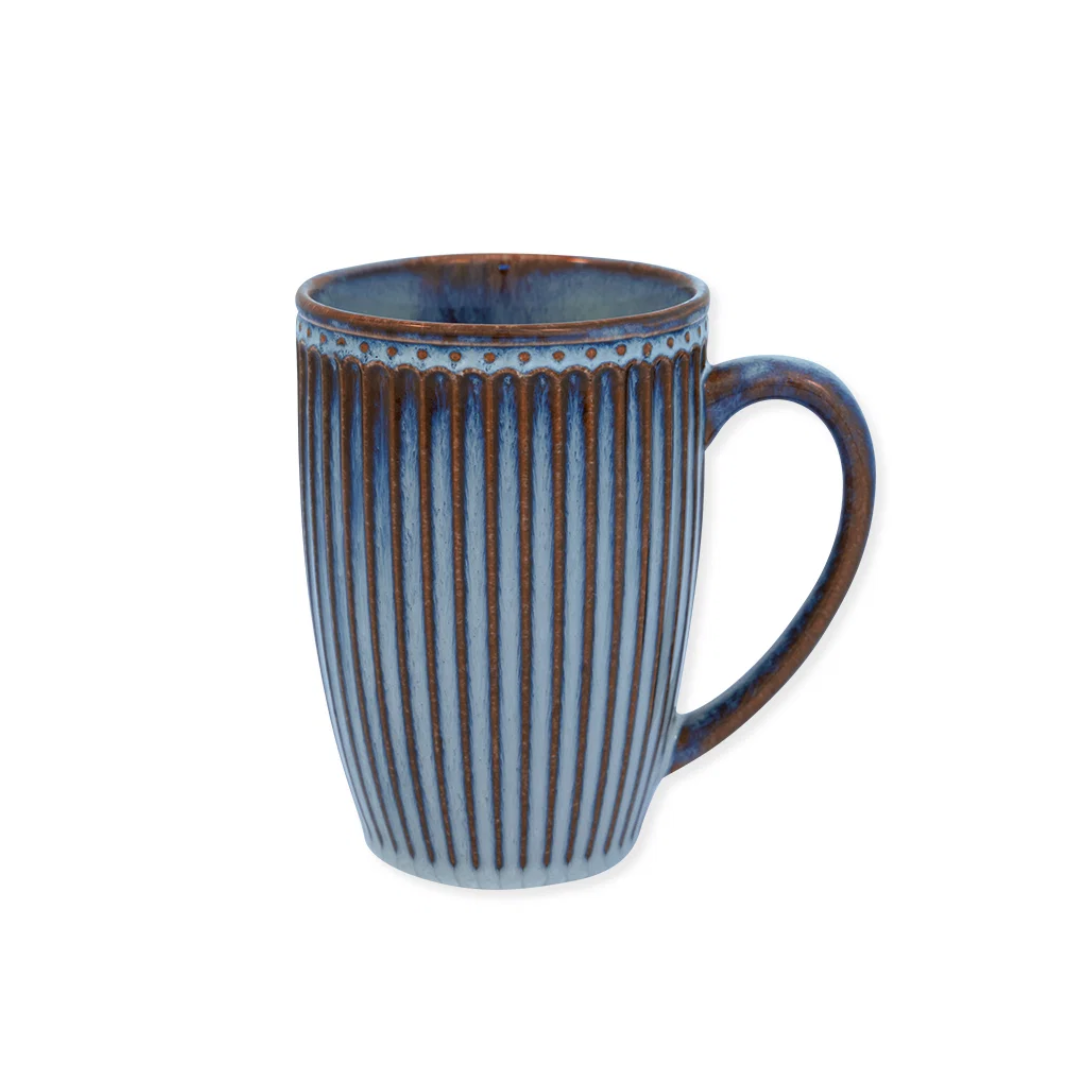 GreenGate Große Tasse Alice Oyster Blue aus blau glasiertem Steingut mit gerilltem Relief, dunklen braunen Akzenten und großem Henkel.