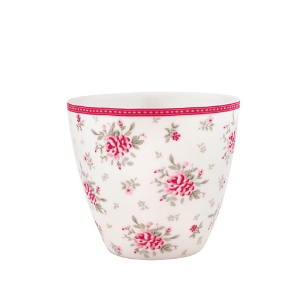 GreenGate Latte Cup Flora White aus der Kollektion 2017, weißer Steingut-Becher mit rosa-rotem Blumenmuster und dekorativer roter Bordüre.