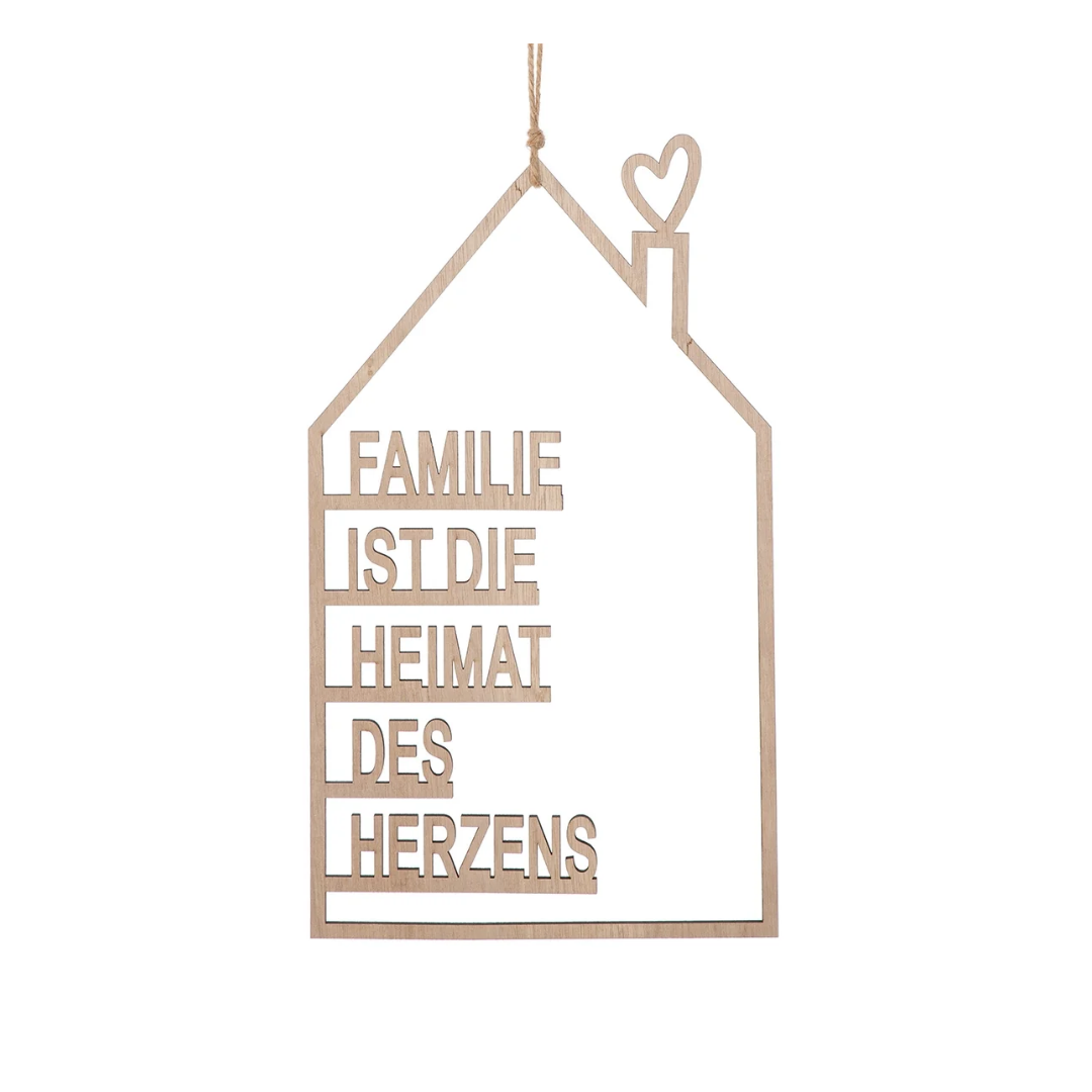 Naturfarbener Holzhaus Hänger mit dem Spruch „Familie ist die Heimat des Herzens“ und Band zum Aufhängen.