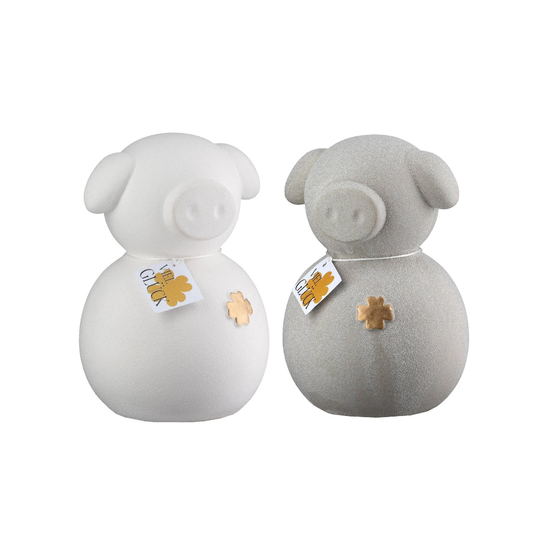 Keramik Spardose in Form eines Glücksschweins in Grau oder Weiß mit goldenem Kleeblattmotiv und sandigem Finish.