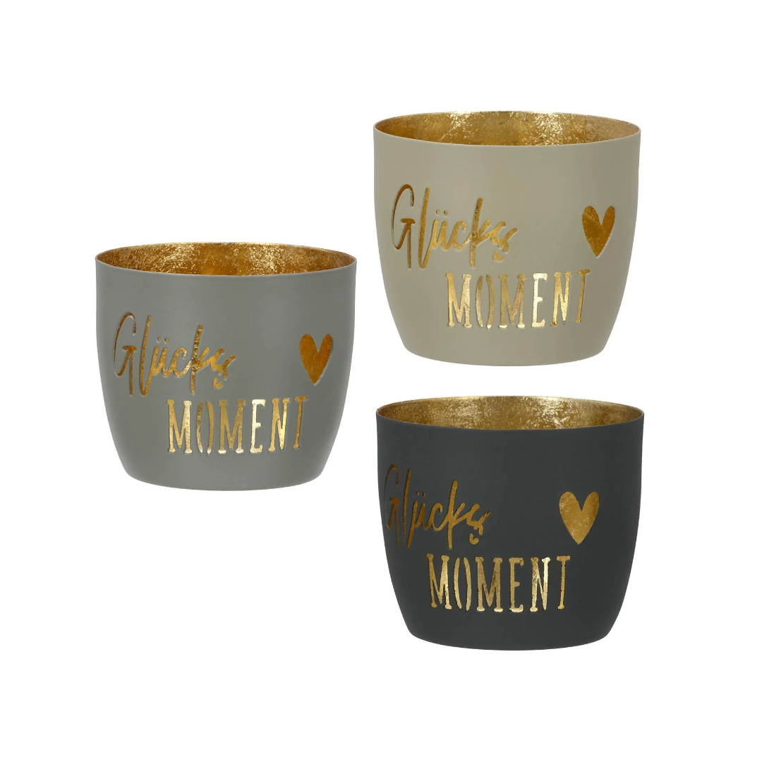 Windlicht Glücksmoment aus Metall in Khaki, Grau oder Schwarz mit goldfarbener Innenseite, goldenem Schriftzug und Herzmotiv.