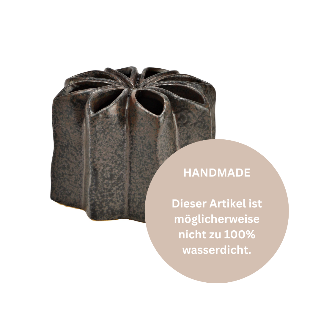Handgemachte braune Keramik Vase mit außergewöhnlicher Blütenform und mehreren Öffnungen zum Einstecken einzelner Blumen.