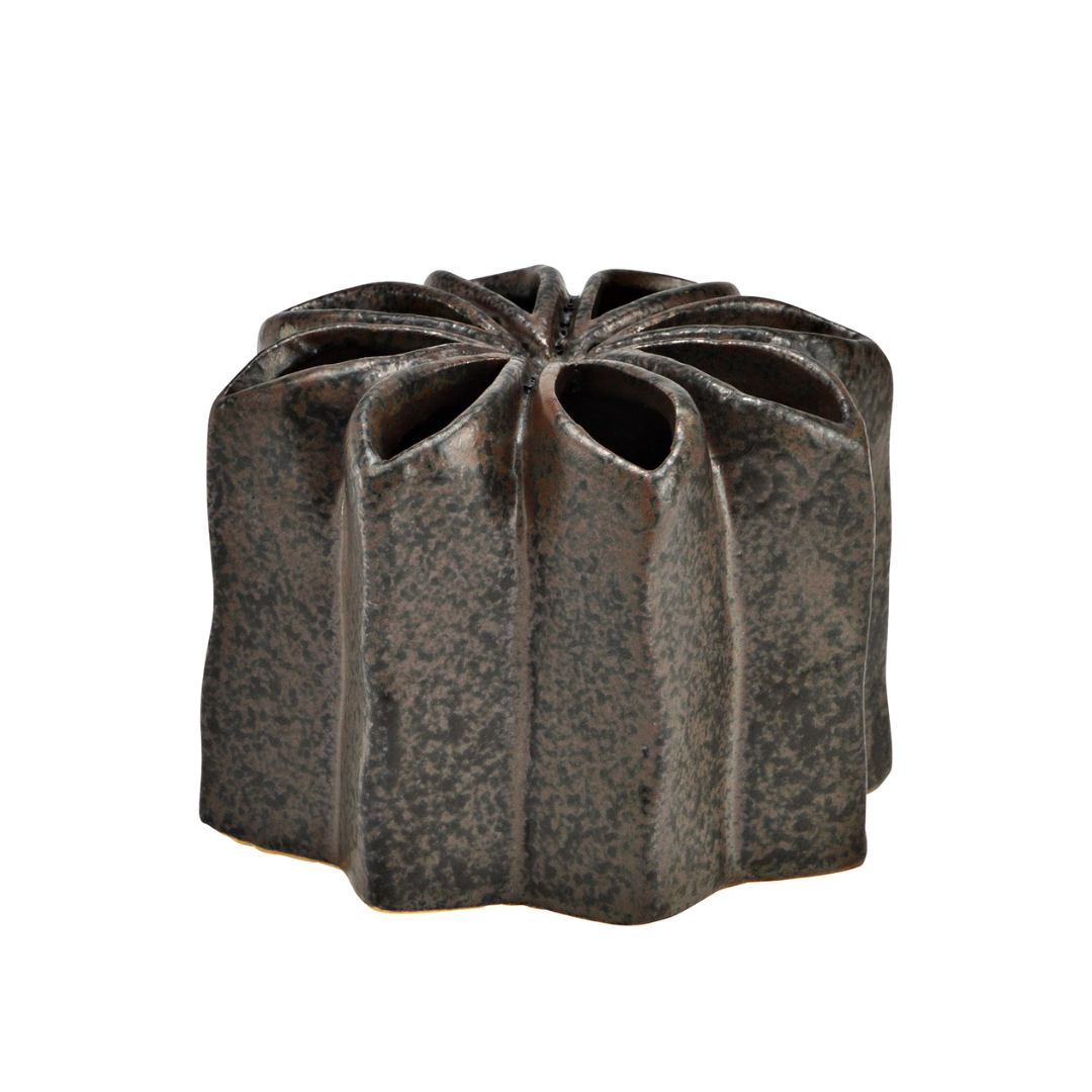 Handgemachte braune Keramik Vase mit außergewöhnlicher Blütenform und mehreren Öffnungen zum Einstecken einzelner Blumen.