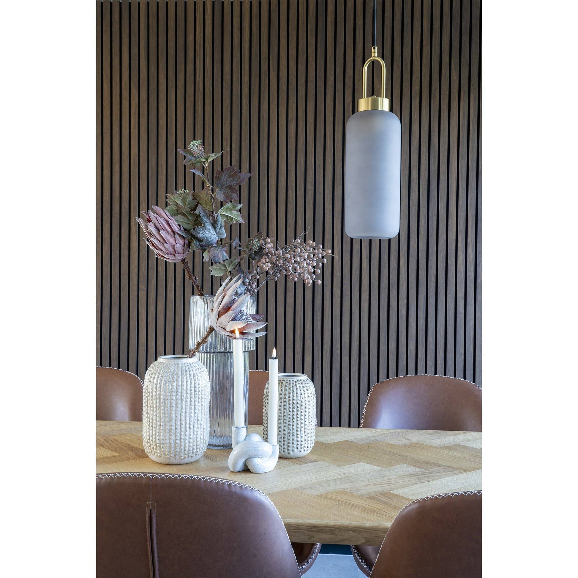 Vase beige mit Muster auf dem Tisch