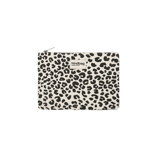 HINDBAG Reißverschlusstasche Ema Leo Ecru mit schwarzem Leopardenmuster auf ecrufarbenem Grund und Logo auf der Vorderseite.