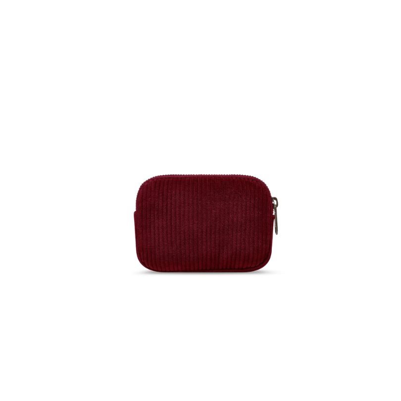 HINDBAG Lili Geldbörse in Bordeauxrot aus weichem Cordstoff mit Reißverschluss und HINDBAG Logo-Patch, ca. 13 x 9 cm.
