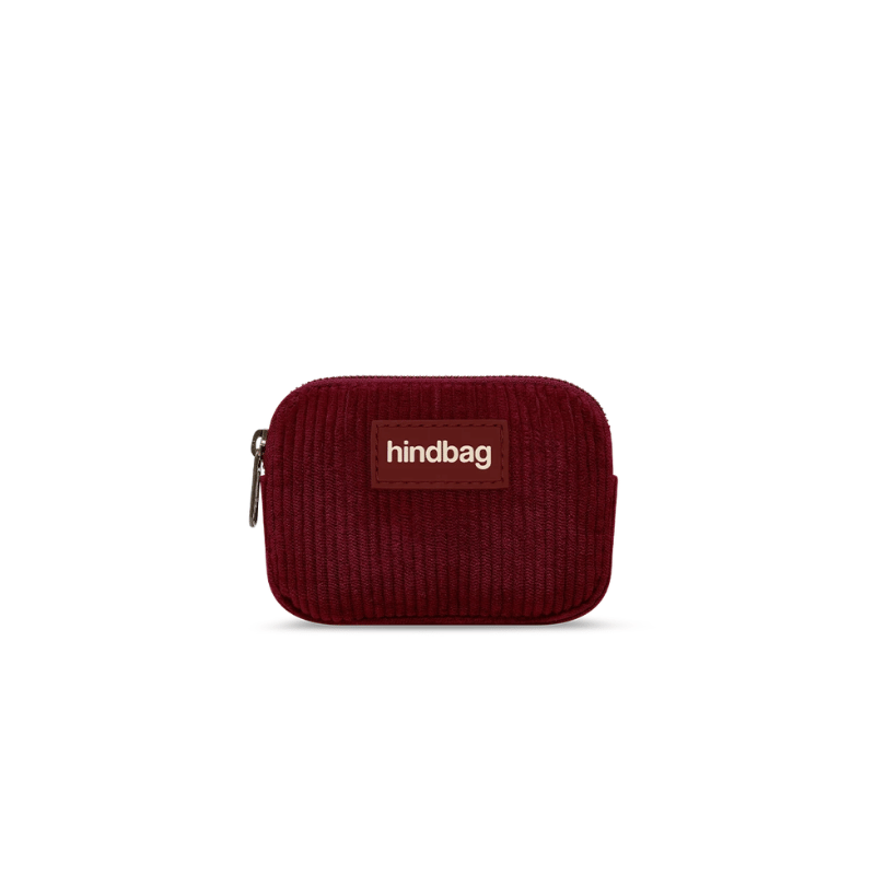 HINDBAG Lili Geldbörse in Bordeauxrot aus weichem Cordstoff mit Reißverschluss und HINDBAG Logo-Patch, ca. 13 x 9 cm.