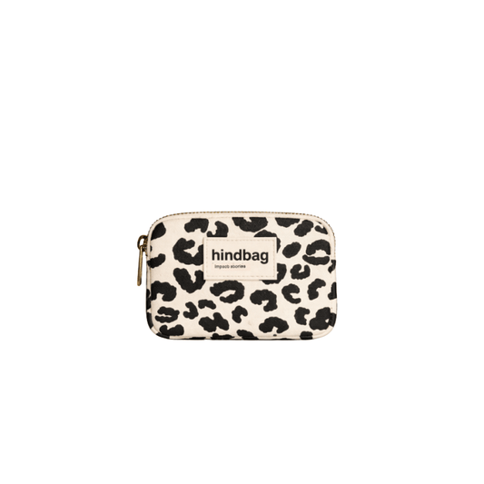 HINDBAG Lili Geldbörse Leopard Ecru aus 100 % Baumwolle mit schwarz-ecrufarbenem Leopardenmuster, Reißverschluss und Logo-Patch.