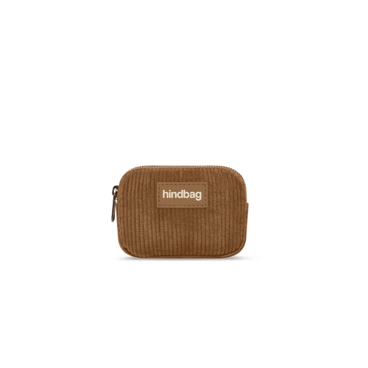 HINDBAG Lili Geldbörse Macchiato aus braunem Cordstoff mit Reißverschluss und Logo-Patch, ca. 13 x 9 cm.