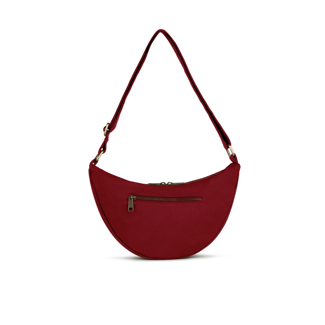 HINDBAG Andrea Bordeaux Halbmondtasche in tiefem Dunkelrot mit verstellbarem Schulterriemen und Reißverschluss, tragbar als Crossbody Bag oder Schultertasche.
