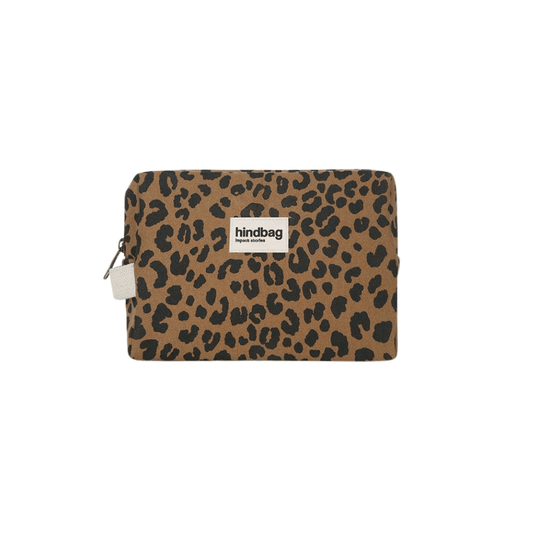HINDBAG Kulturtasche Léon Leopard Zimt mit warmem Leo-Muster, praktischem Griff und gemustertem Innenfutter aus Bio-Baumwolle.