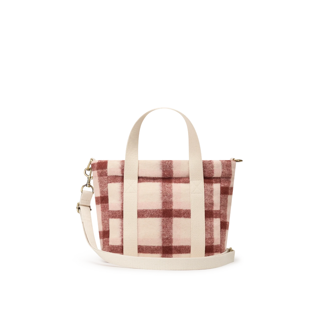 HINDBAG Louise Mini Shopper im rosa-bordeauxfarbenen Tartan-Karomuster mit cremefarbenen Henkeln, Reißverschluss und seitlichen Metallösen.
