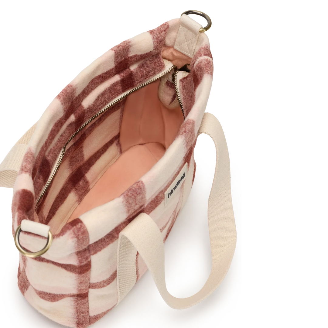 HINDBAG Louise Mini Shopper im rosa-bordeauxfarbenen Tartan-Karomuster mit cremefarbenen Henkeln, Reißverschluss und seitlichen Metallösen Innenblick.