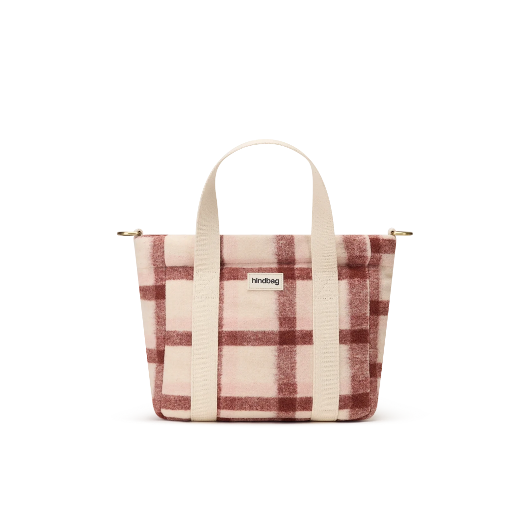 HINDBAG Louise Mini Shopper im rosa-bordeauxfarbenen Tartan-Karomuster mit cremefarbenen Henkeln, Reißverschluss und seitlichen Metallösen.