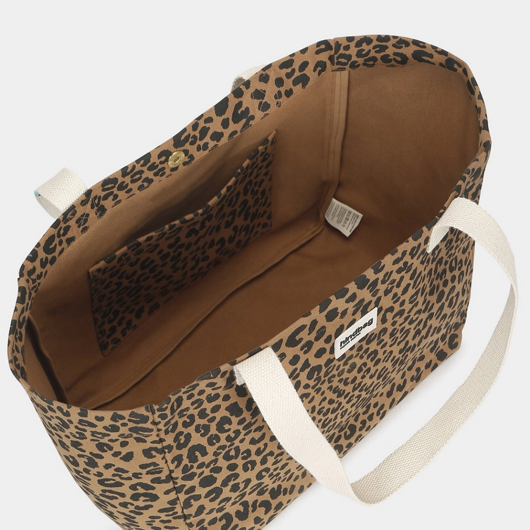 Extra großer HINDBAG Shopper Claude im Leo-Muster in Zimtbraun und Schwarz mit langen hellen Schulterhenkeln und großer rechteckiger Form mit Blick nach innen.