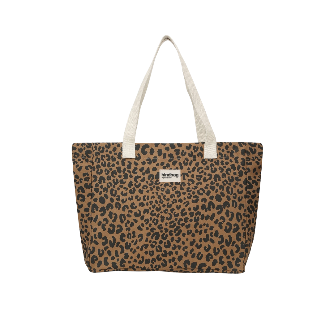Extra großer HINDBAG Shopper Claude im Leo-Muster in Zimtbraun und Schwarz mit langen hellen Schulterhenkeln und großer rechteckiger Form.