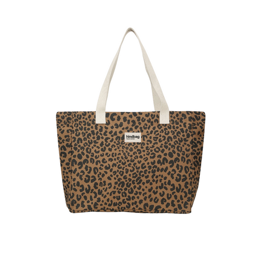 Extra großer HINDBAG Shopper Claude im Leo-Muster in Zimtbraun und Schwarz mit langen hellen Schulterhenkeln und großer rechteckiger Form.
