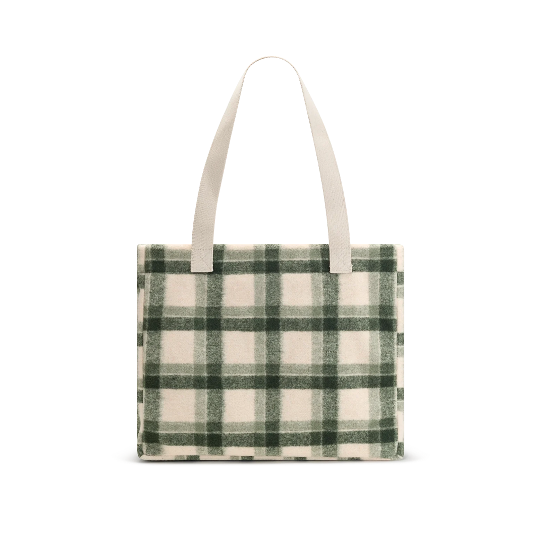 Großer HINDBAG Shopper Claude im grün-cremefarbenen Tartan-Karomuster mit langen hellen Tragehenkeln und rechteckiger Form.