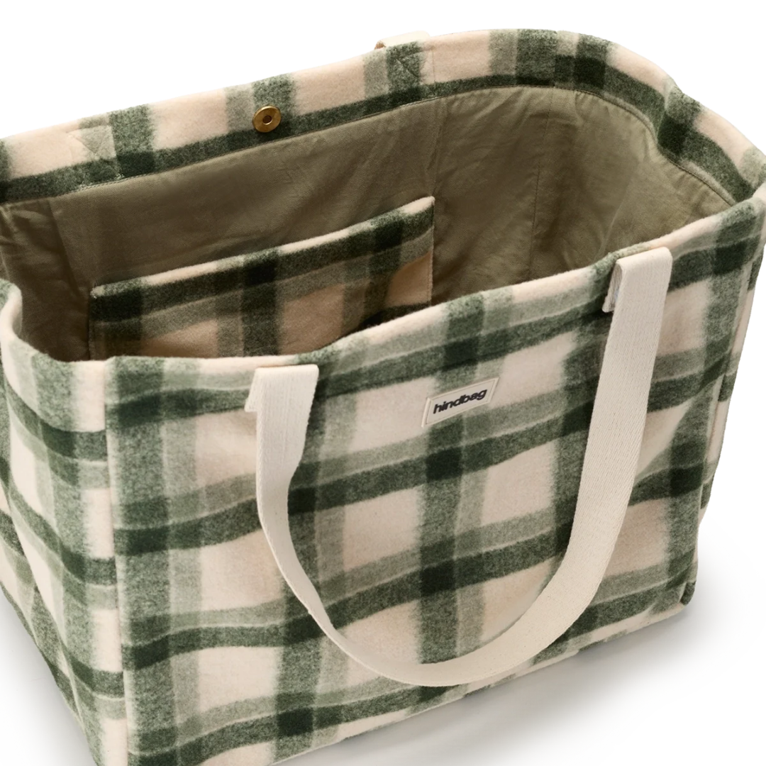 Großer HINDBAG Shopper Claude im grün-cremefarbenen Tartan-Karomuster mit langen hellen Tragehenkeln und rechteckiger Form.
