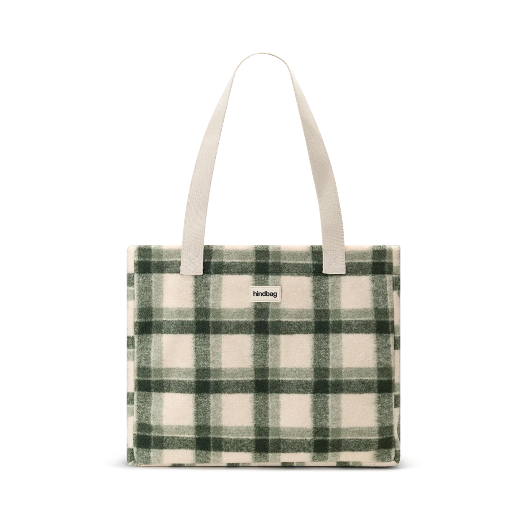 Großer HINDBAG Shopper Claude im grün-cremefarbenen Tartan-Karomuster mit langen hellen Tragehenkeln und rechteckiger Form.