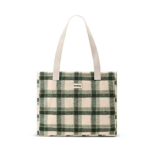 Großer HINDBAG Shopper Claude im grün-cremefarbenen Tartan-Karomuster mit langen hellen Tragehenkeln und rechteckiger Form.