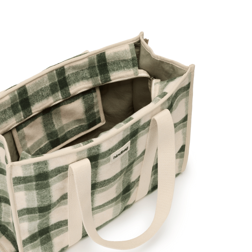 HINDBAG Shopper Oscar Tartan Grün mit Innentasche Blick nach innen mit creme-grünem Karomuster, langen Schulterhenkeln und rechteckiger großer Form.