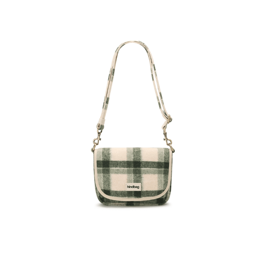 HINDBAG Margault Tartan Grün – gesteppte Umhängetasche in Grün und Creme mit großem Karomuster, verstellbarem Schulterriemen und Reißverschlussfach.