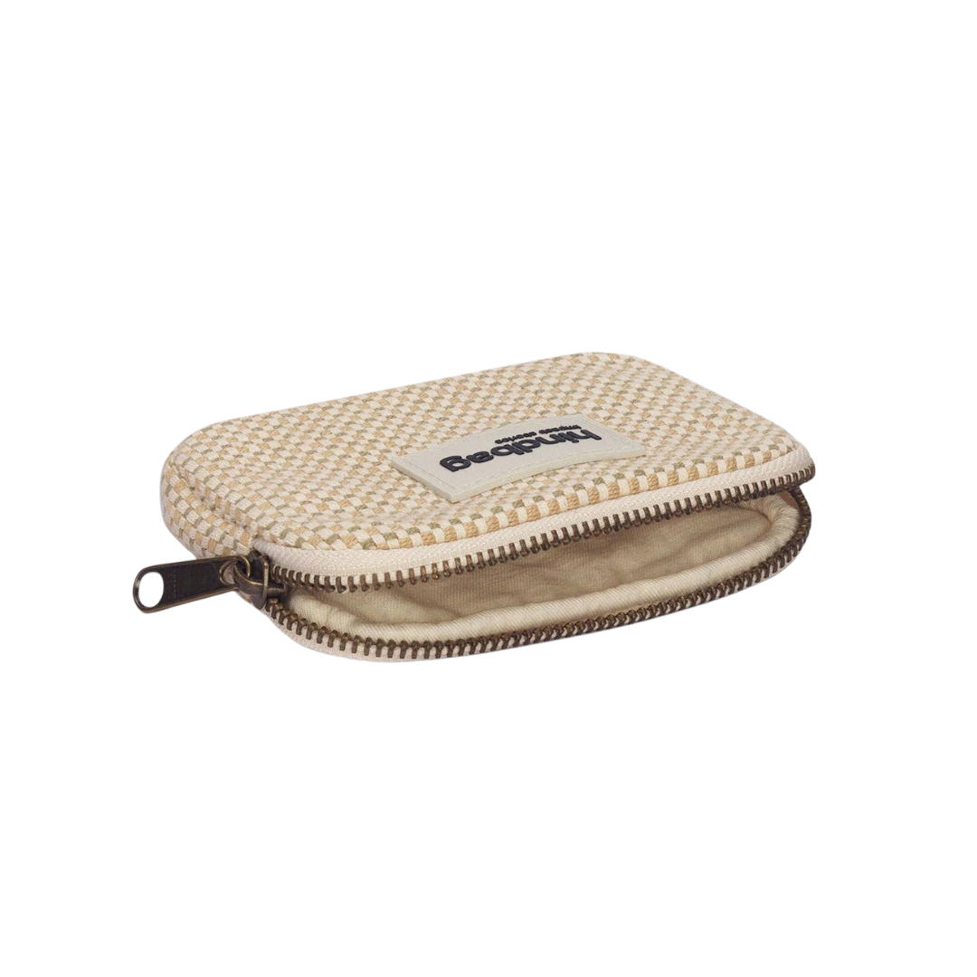 HINDBAG Lili Geldbörse in Creme und Beige mit geflochtener Reliefstruktur aus GOTS-zertifizierter Baumwolle und Reißverschluss, ca. 13 x 9 cm.