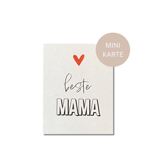 Mini Postkarte „Beste Mama“ aus dickem Naturpapier mit schwarzem Schriftzug und rotem Herz.