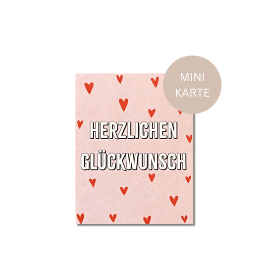 Mini Postkarte „Herzlichen Glückwunsch“ von Keitcards aus dickem Naturpapier in Rosa mit roten Herzen.