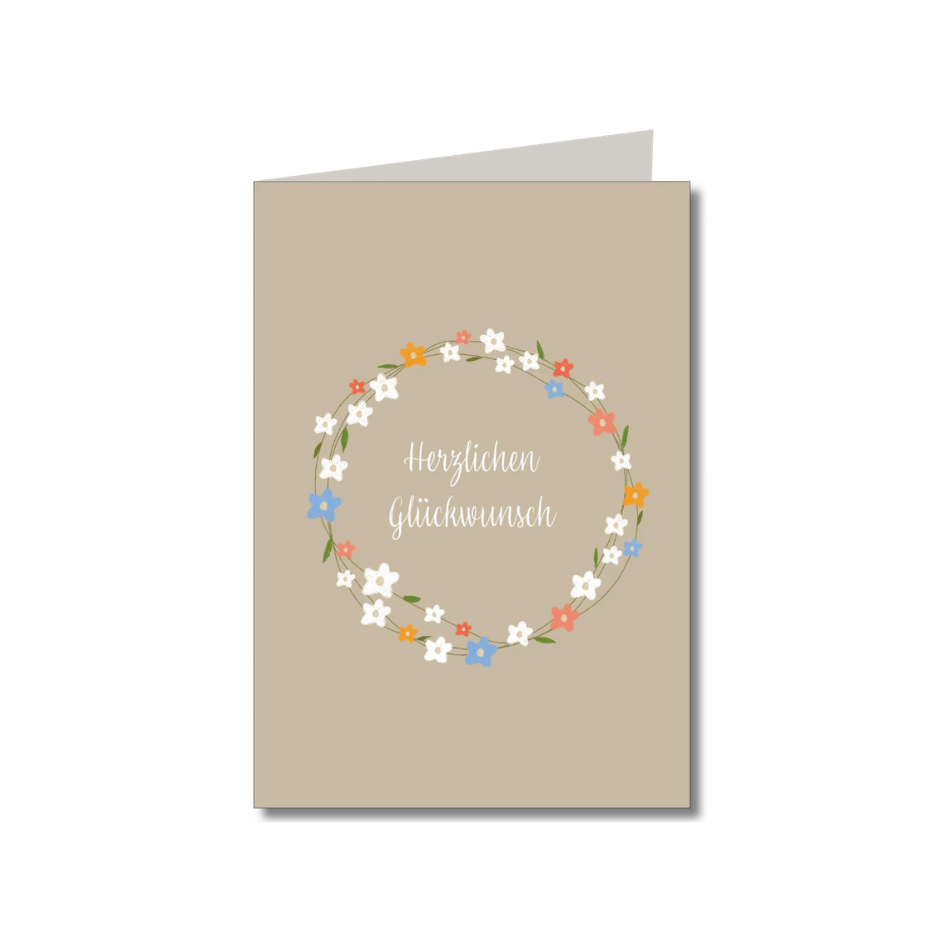 Beige Klappkarte „Herzlichen Glückwunsch“ von Keitcards mit buntem Blumenkranz und braunem Naturpapier-Umschlag.