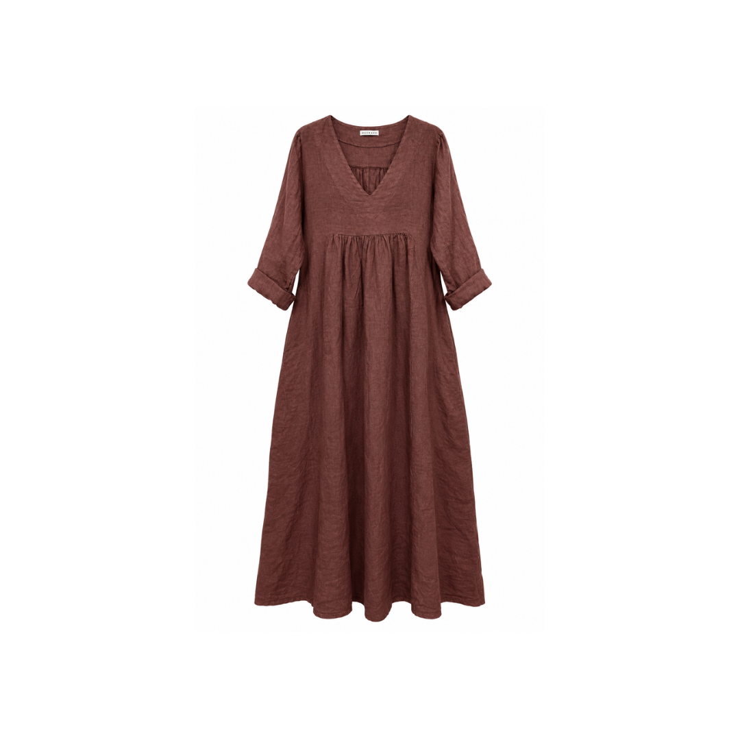 Langes dunkelbraunes Damen-Leinenkleid aus 100 % Leinen mit V-Ausschnitt, langen Ärmeln und seitlichen Taschen im natürlichen Boho-Stil.