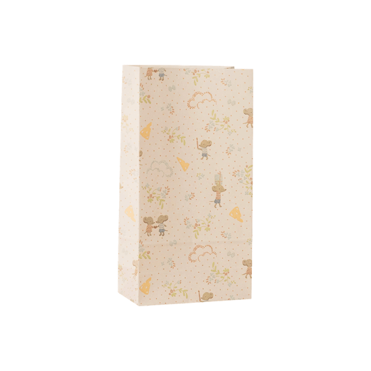 Maileg Geschenktüte aus hellem Papier mit kleinen Mäusen, Pflanzen und verspielten Motiven, ca. 30,5 x 16 x 8 cm.