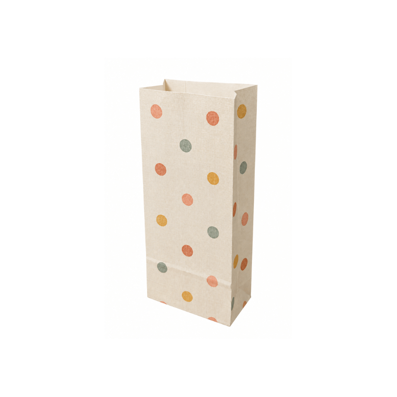 Maileg Geschenktüte aus hellem Papier mit bunten Punkten in Orange, Gelb und Grün, ca. 24 x 10 x 5,5 cm.