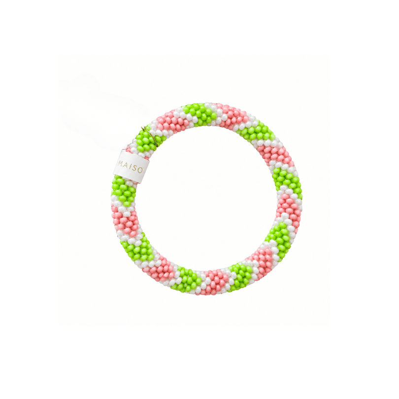 Maison Kizo Kids Perlenarmband in Grün, Rosa und Weiß mit grafischem Muster aus kleinen Perlen, Innendurchmesser ca. 4,6 cm, nicht dehnbar.