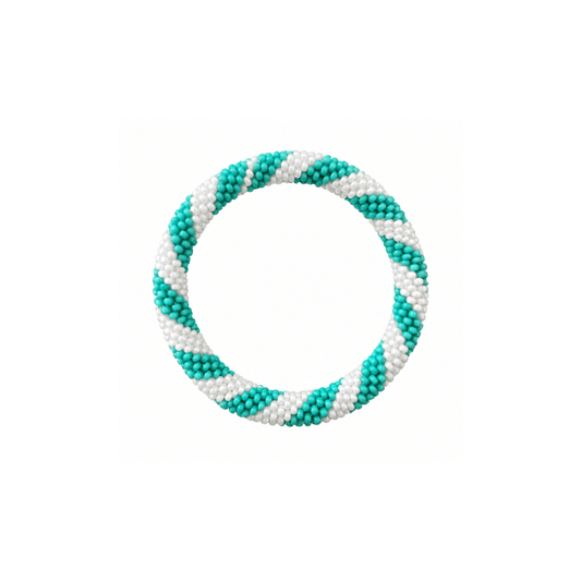 Maison Kizo Kids Perlenarmband in Türkis und Weiß mit grafischem Muster aus kleinen Perlen, Innendurchmesser ca. 4,6 cm, nicht dehnbar.