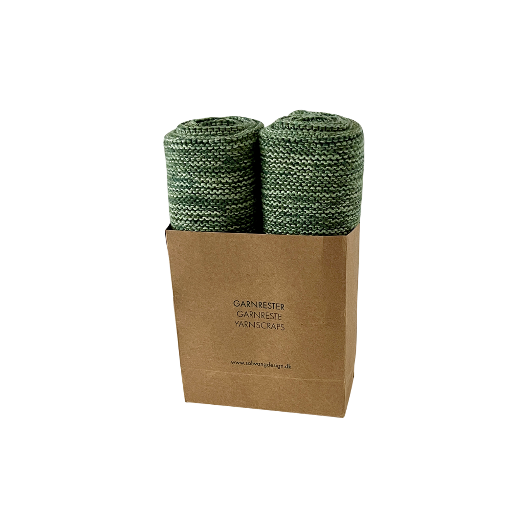 2er-Set gestrickte Solwang Design Wischtücher in melierten Grüntönen aus OEKO-TEX®-zertifizierter Baumwolle, verpackt in Papiertüte.