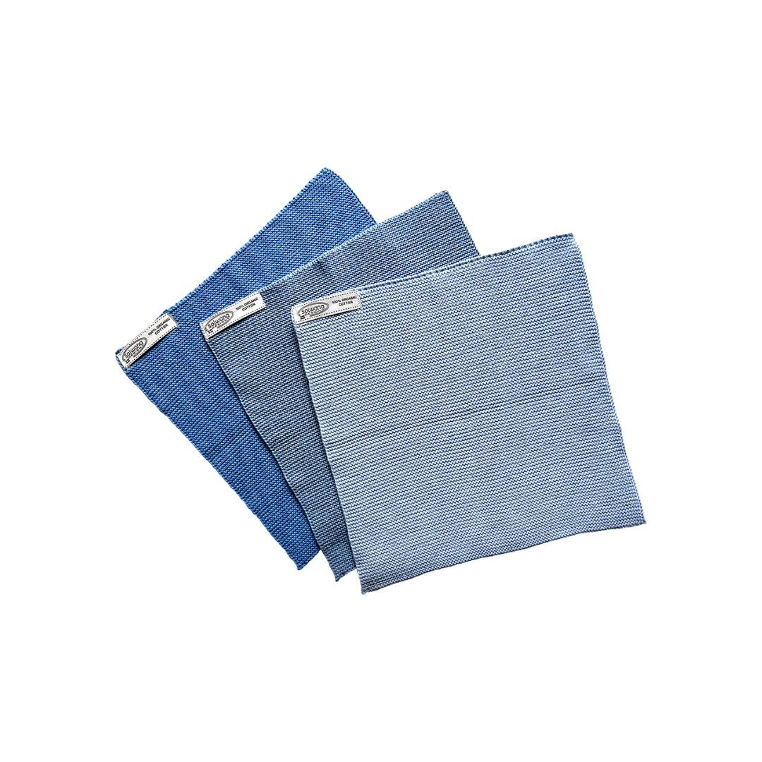 3er-Set gestrickte Wischtücher in abgestuften Eisblau-Tönen aus 100 % BIO Baumwolle, mit Schnur und Etikett gebunden.